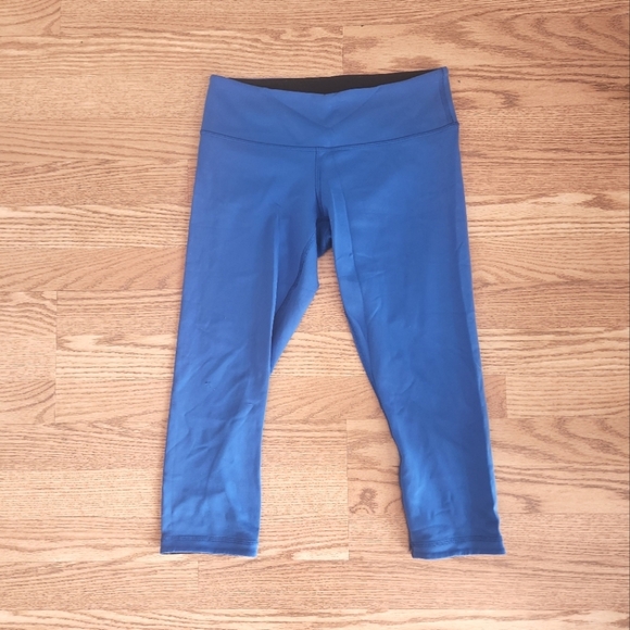 GUC Lululemon Athletica Reversible Blue/Black Workout Capris, Size 8 - Picture 1 of 11